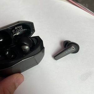 im selling these earpods they work very great